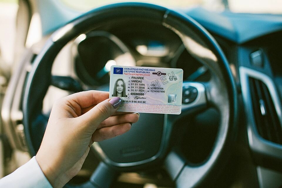 Pirkite registruotą lietuvišką vairuotojo pažymėjimą.