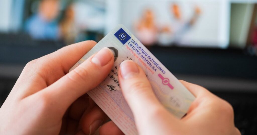Pirkite registruotą vairuotojo pažymėjimą.