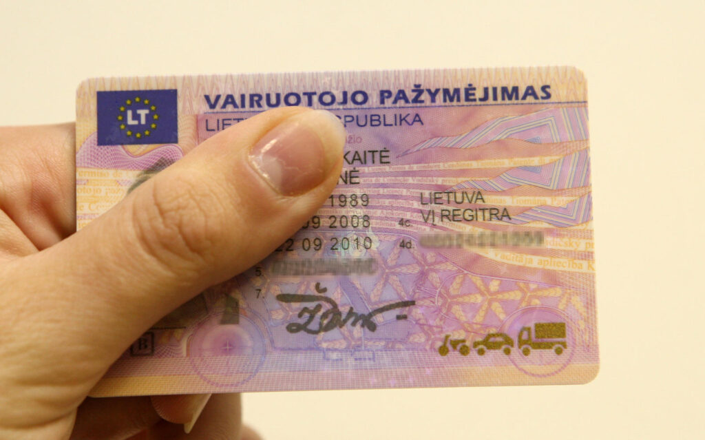 Pirkite teisėtą vairuotojo pažymėjimą.